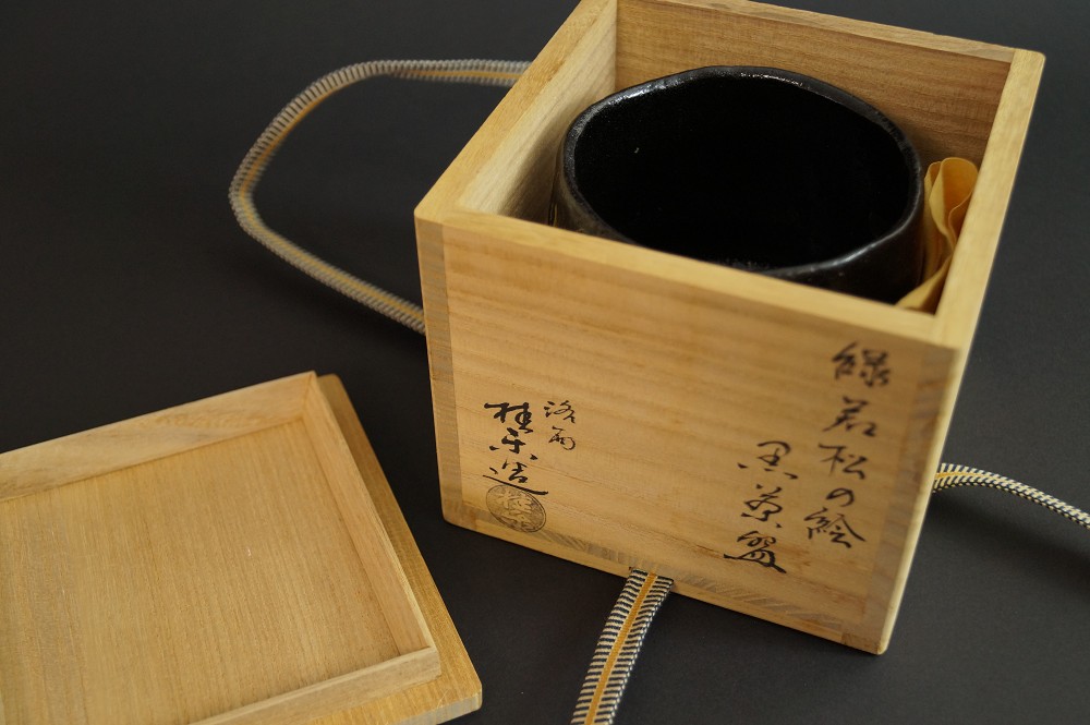 Raku chawan di Keiraku Ito nella scatola di conservazione