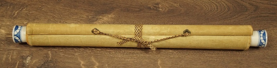 Alter Zen-Moench unter Kirschblueten Kakemono zusammengerollt