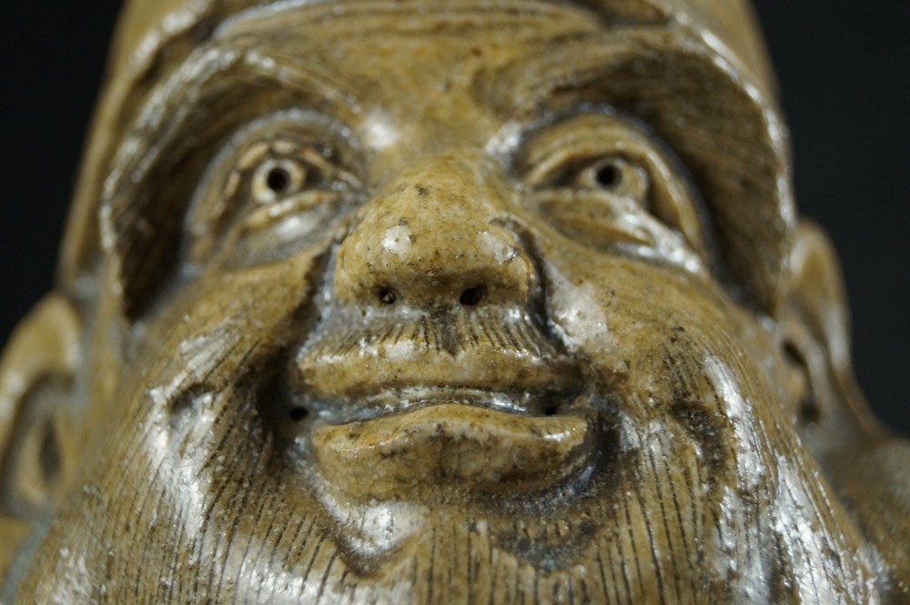 Figura de Jurojin detalle del rostro primer plano 3
