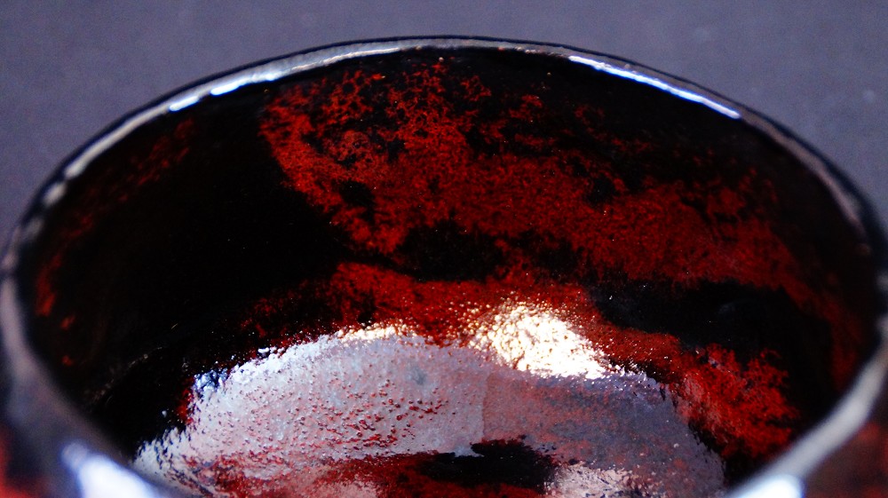 Chawan aus Kuro Raku Keramik Innenansicht Nahaufnahme