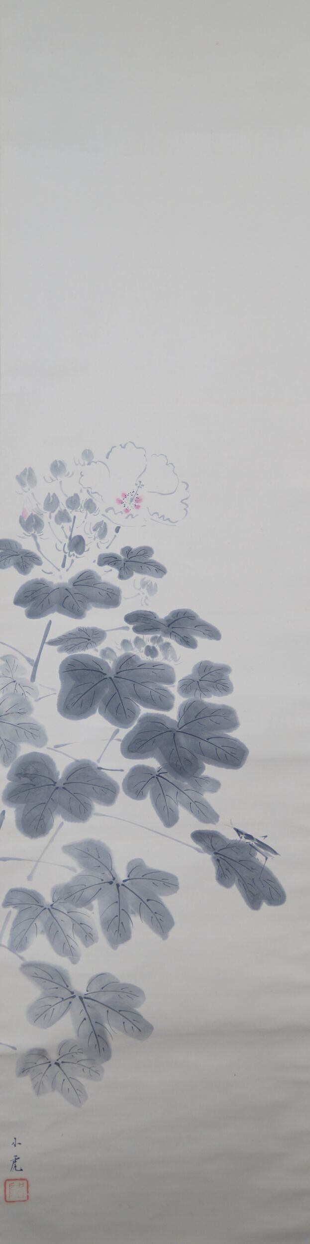 Gesamtmotiv des Kakemono Hibiskusblueten und Grashuepfer mit Bluetenzweig, Blattwerk und Kuenstlersignatur, ohne Rahmung