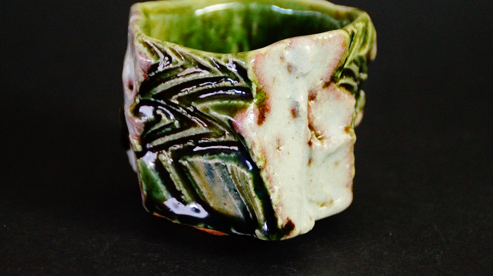 Weitere Seitenansicht des Guinomi mit gruener Oribe-Glasur und weissem Kontrastfeld von Kawachi Hidetoshi