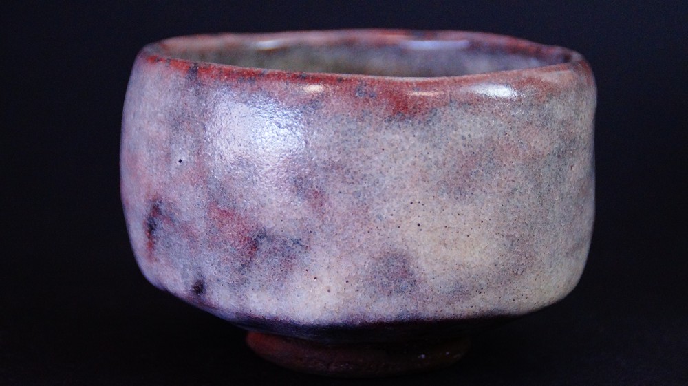 Seitenansicht des Chawan aus Ohi-Keramik mit changierender rotbrauner Glasur von Kaihatsu Bunmei
