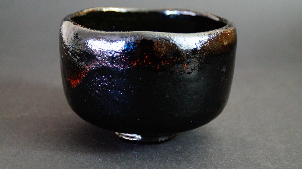 Chawan Teeschale aus Raku-Keramik von Ono Kyuko Seitenansicht 2