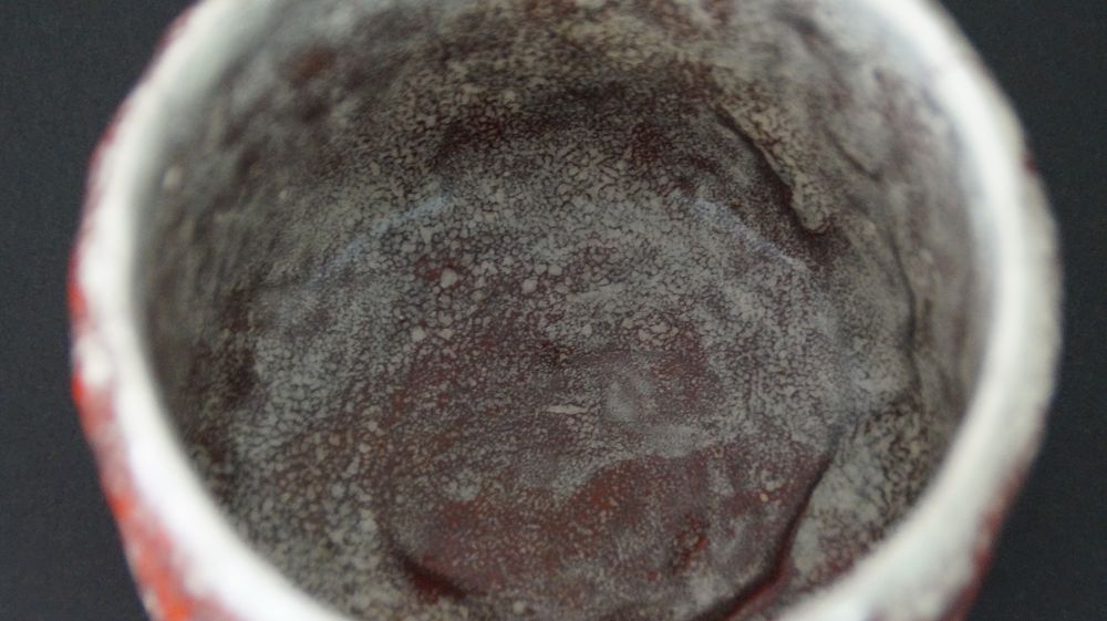 Nahaufnahme der dunkel gesprenkelten Innenglasur der Chawan Teeschale aus Minoh-Keramik