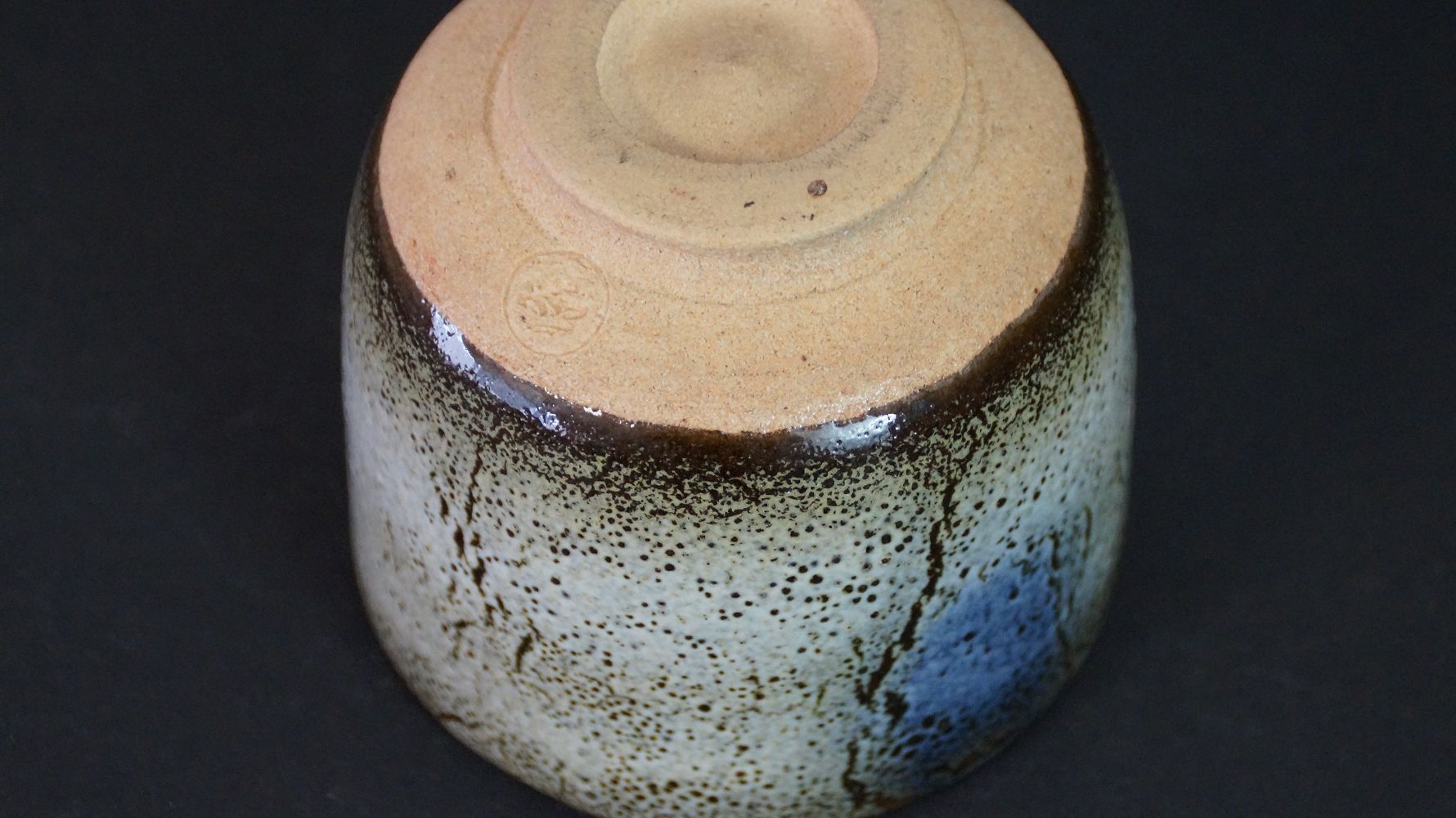 Detailansicht des Standfusses mit eingepraegtem Kuenstlersiegel der Chawan Teeschale aus Kyoto-Keramik