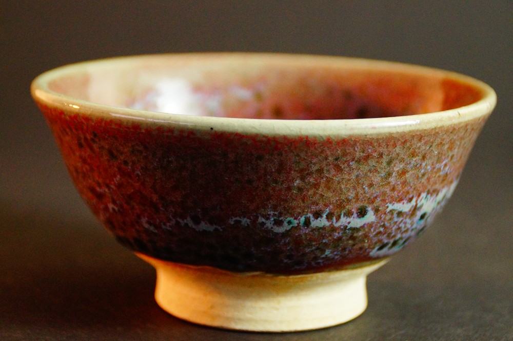 Seitenansicht des Chawan mit gruen-tuerkis durchsetzter Glasur von Yamaoka Sanshu