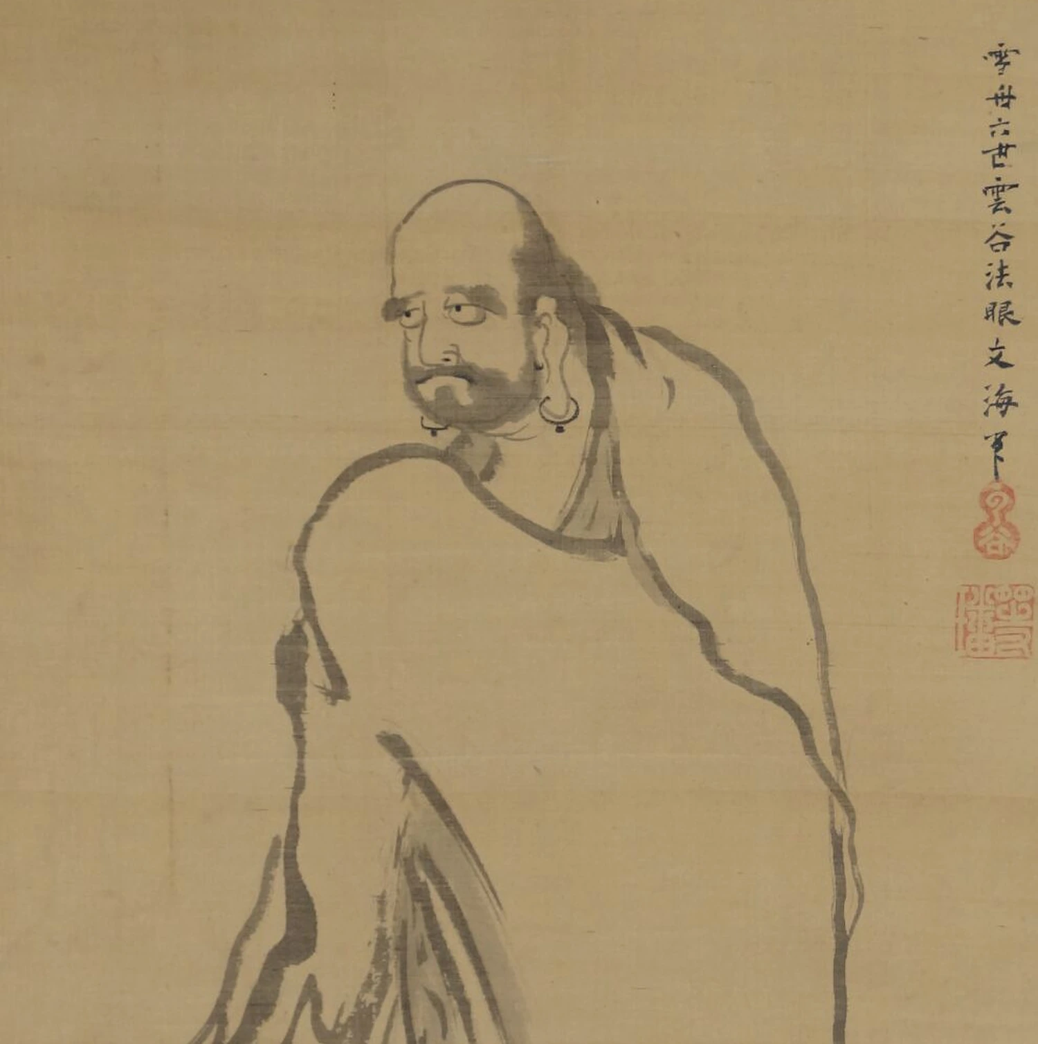 Nahaufnahme des Gesichts von Bodhidharma mit Ohrringen und Inschrift im Kakemono Bodhidharma auf dem Weg