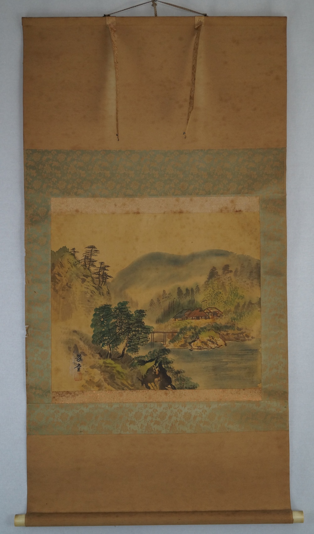 Landschaft mit Bruecke und Bergdorf Gesamtansicht des Rollbilds mit tuerkiser Stoffmontierung Gesamtansicht Rollbild