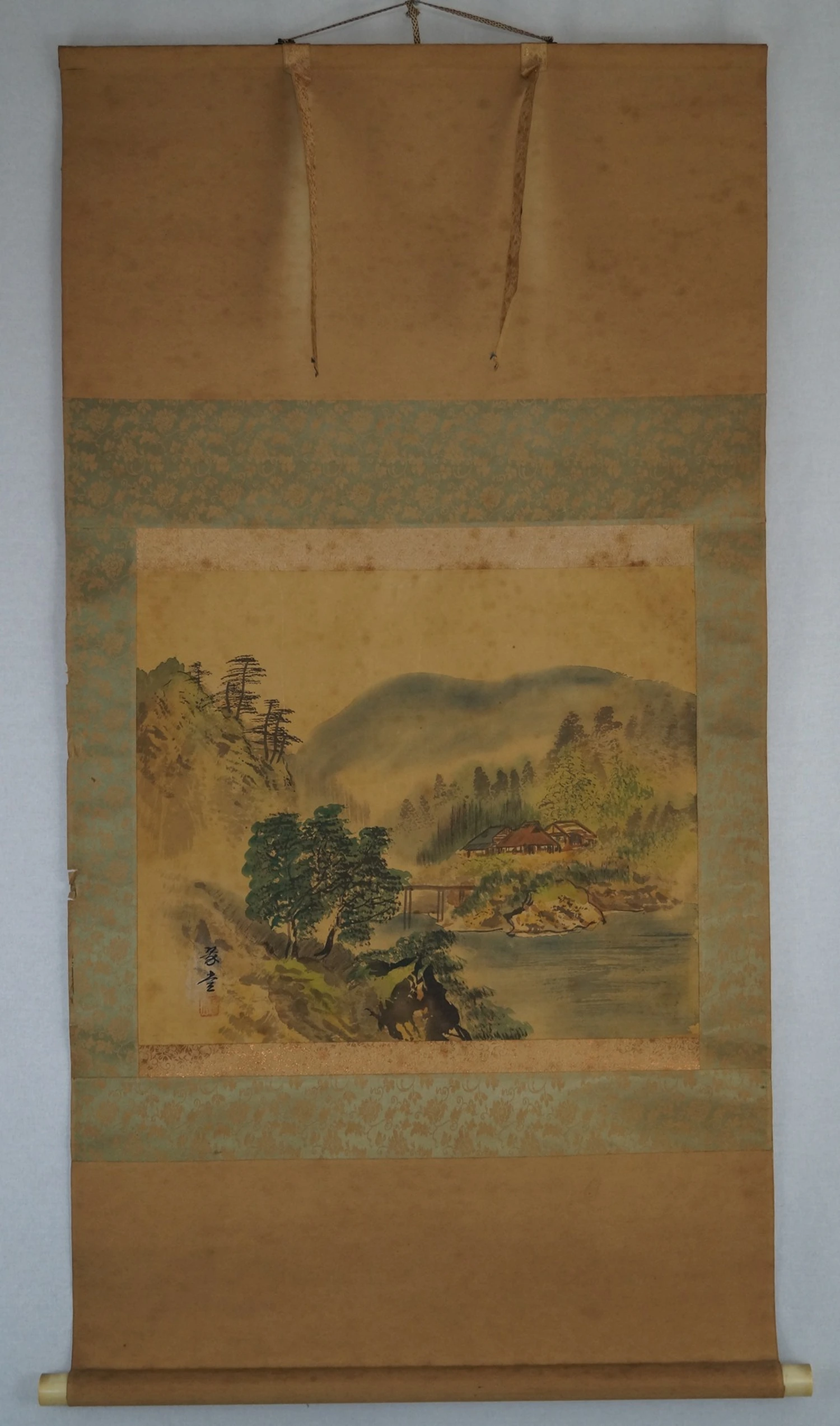 Landschaft mit Bruecke und Bergdorf Gesamtansicht des Rollbilds mit tuerkiser Stoffmontierung Gesamtansicht Rollbild