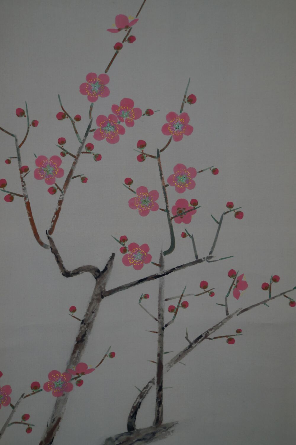 Primer plano de las flores rosas de ciruelo en el kakemono uguisu sobre ciruelo en flor