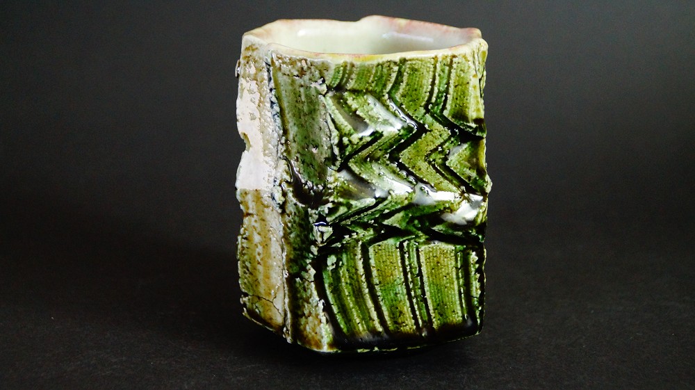 Yunomi Teeschale aus Oribe-Keramik von Kawachi Hidetoshi Seitenansicht 2