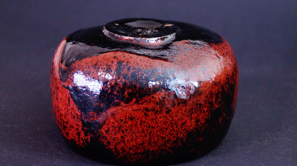 Chawan aus Kuro Raku Keramik Glasur Nahaufnahme