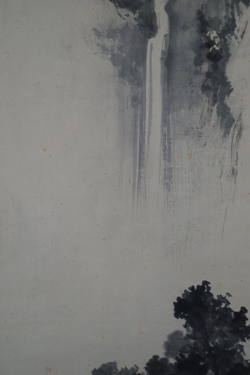 Nahaufnahme des herabstuerzenden Wasserfalls im Kakemono Wanderer vor dem Wasserfall