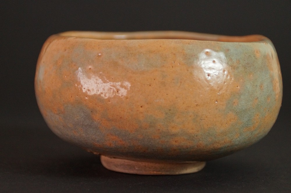 Ulteriore vista laterale della ciotola da tè in ceramica di Kyoto con bordo dalla forma organica