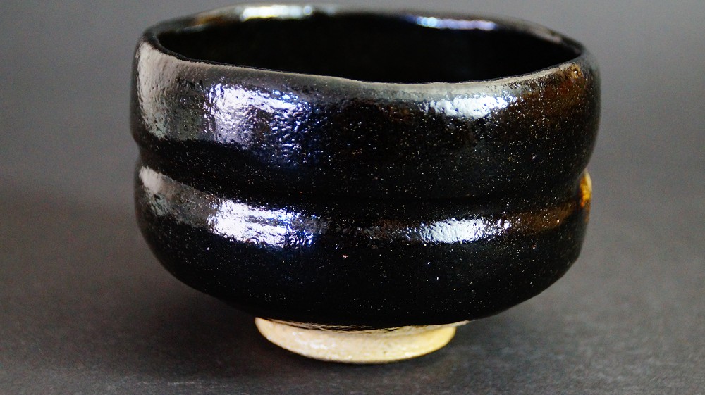 Chawan Teeschale aus Raku-Keramik von Shoraku Sasaki Seitenansicht 3