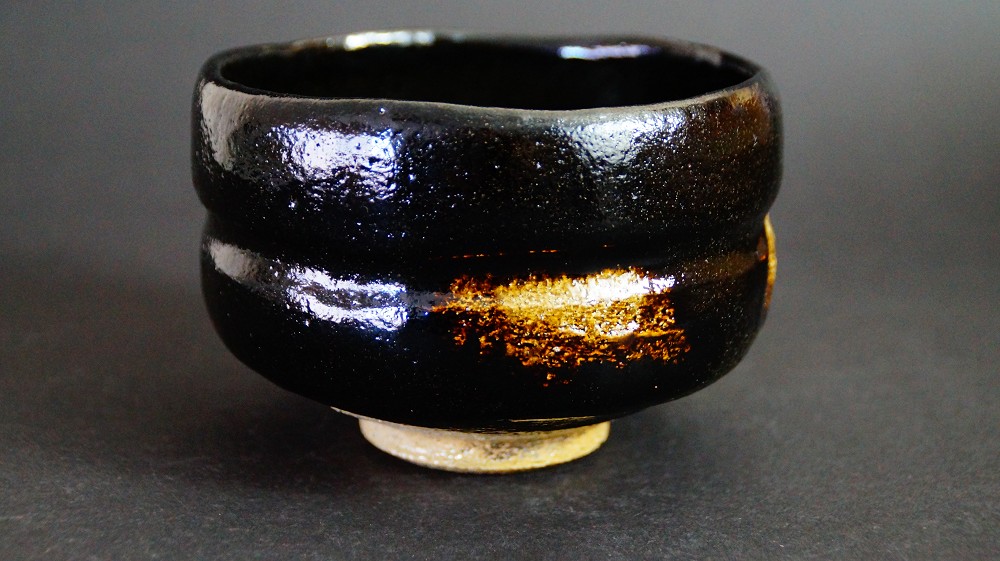 Chawan Teeschale aus Raku-Keramik von Shoraku Sasaki Seitenansicht 1
