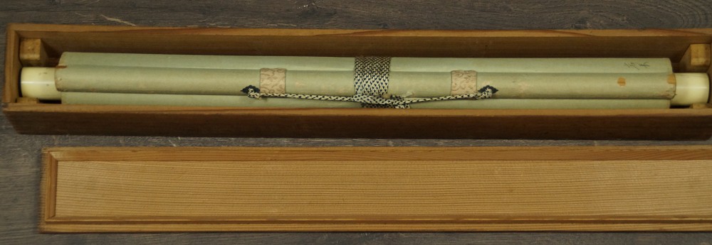 Zusammengerolltes Kakemono in der Aufbewahrungsbox mit Jikusaki aus Knochen
