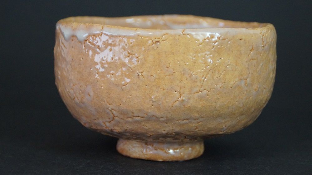 Ulteriore vista del chawan in ceramica di Hagi con piede basso