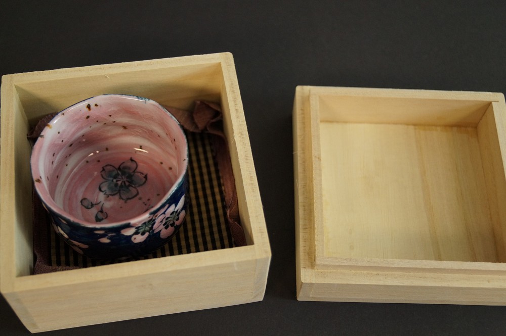 Guinomi Sakura di Akitoshi Kurosaki nella scatola di conservazione