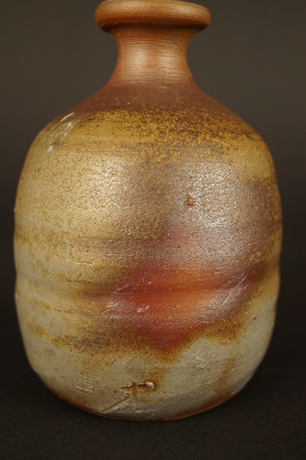 Bizen Tokkuri-Set mit Guinomi Tokkuri Seitenansicht