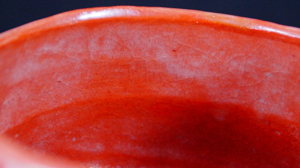Innenansicht der Chawan aus Raku-Keramik von Waraku Kawasaki mit fein craquelierter roter Glasur