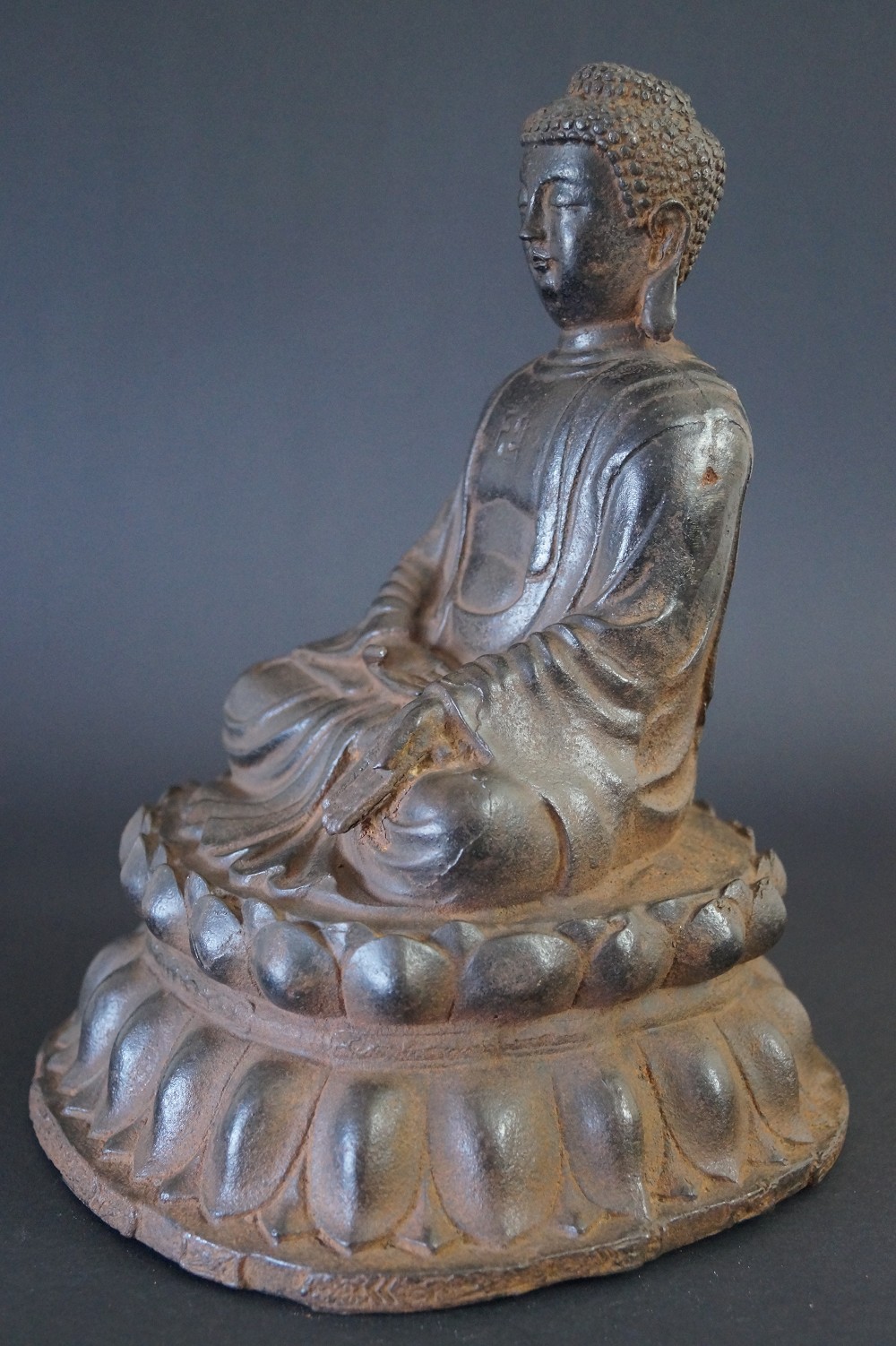 Japanische Buddhafigur aus Eisen Seitenansicht 2