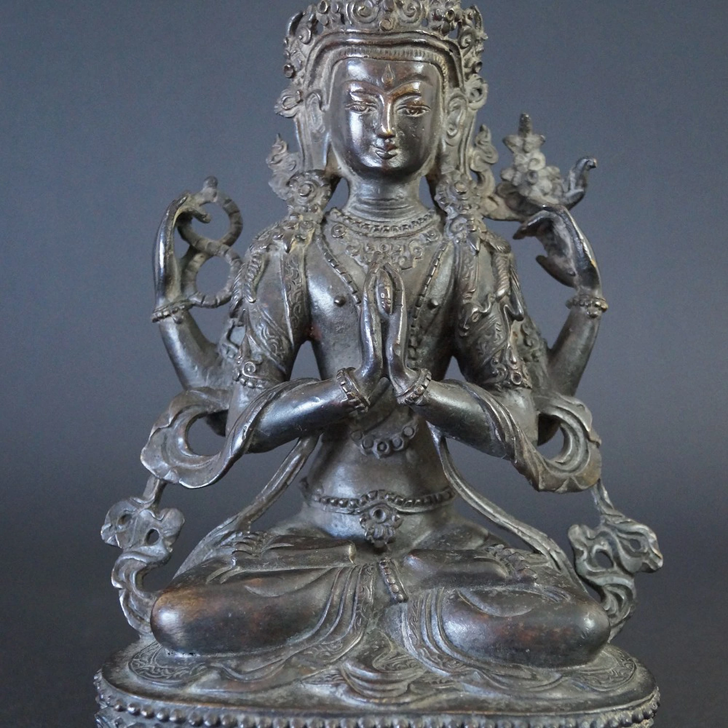 Vierarmiger Bodhisattva Chenrezig aus Bronze Motiv Nahaufnahme Vorschau