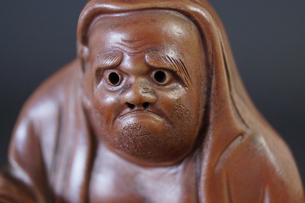 Figura de Bodhidharma primer plano del rostro 1