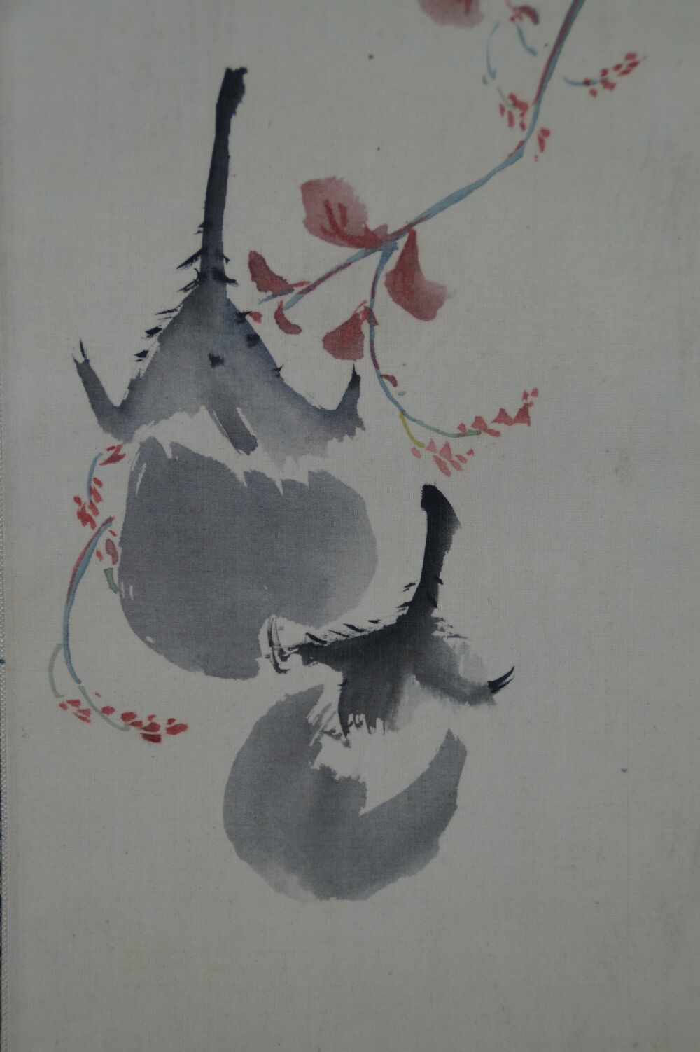 Weitere Nahaufnahme der beiden Auberginen mit rotem Zweig im Kakemono Japanische Aubergine