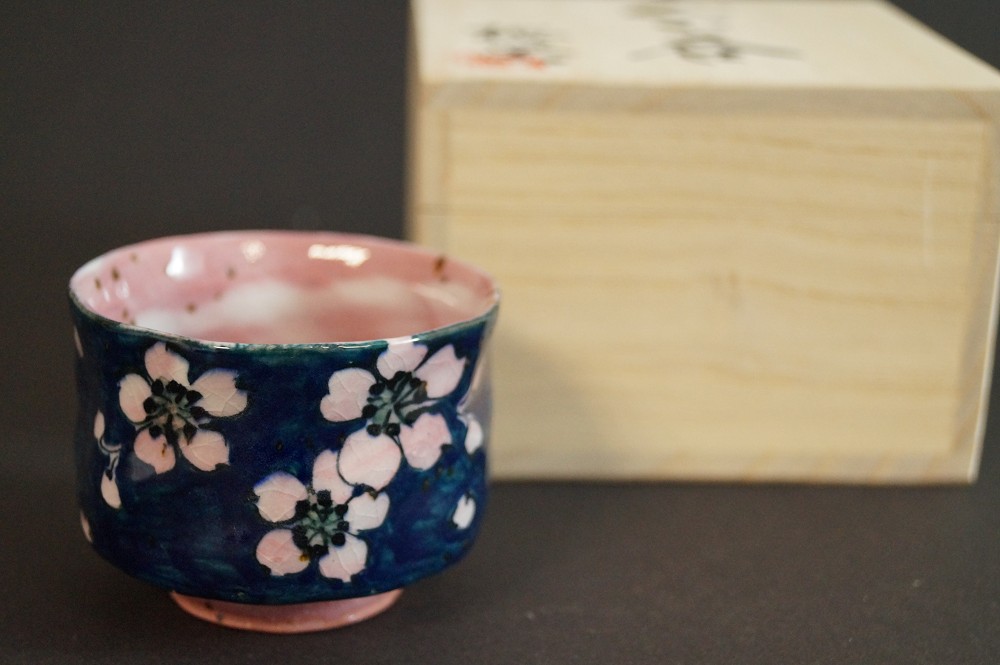 Guinomi Sakura di Akitoshi Kurosaki vista frontale con scatola di conservazione