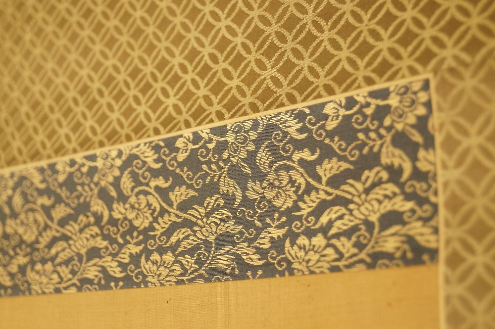 Montage en brocart bleu-gris à motif de losanges dorés Détail du montage