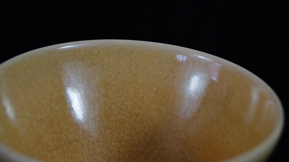 Innenansicht der Chawan aus Satsuma-Keramik von Gyokusen Nozaki mit feiner craquelierter Glasur