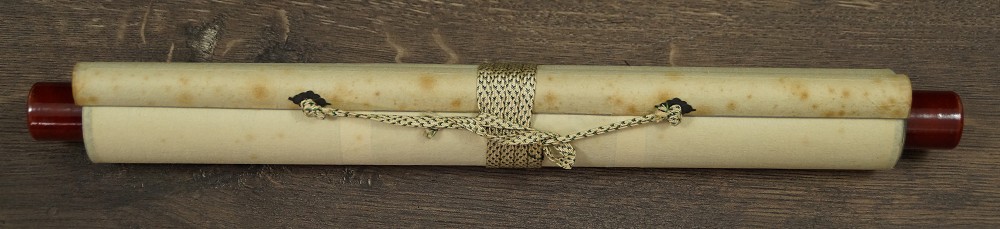 Zusammengerolltes und mit Kordel verschnuertes Kakemono mit Jikusaki aus Holz