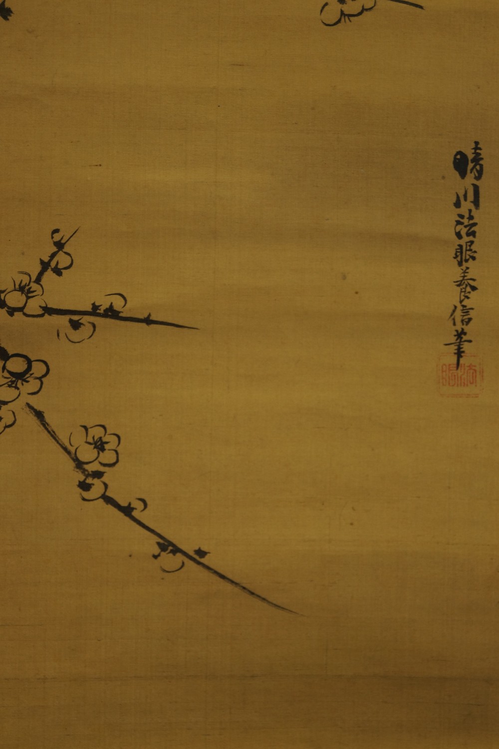 Fleurs de prunier au clair de lune gros plan sur la signature et le sceau