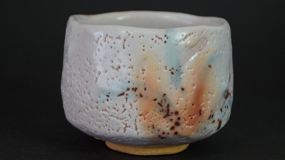 Weitere Ansicht der Chawan aus Shino-Keramik mit fein genarbter Glasuroberflaeche