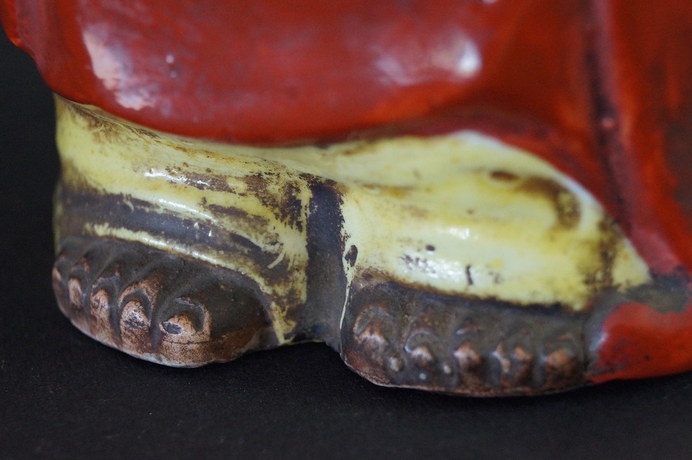 Bodhidharma Daruma Figur aus Kutani Porzellan Fuss Nahaufnahme