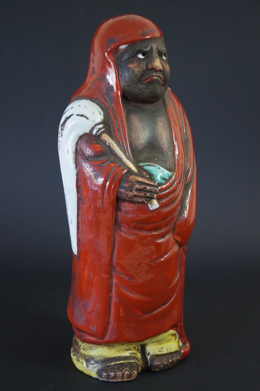 Bodhidharma Daruma Figur aus Kutani Porzellan Seitenansicht 1