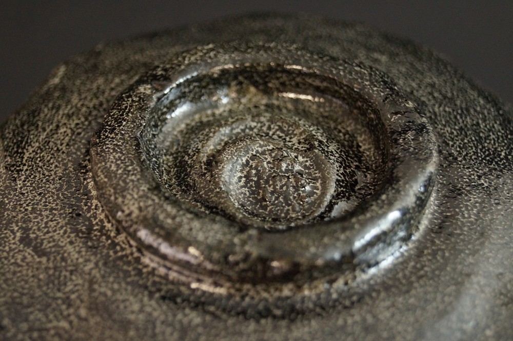 Chawan motif Fuji-San en céramique Raku par Shoraku Sasaki gros plan du fond