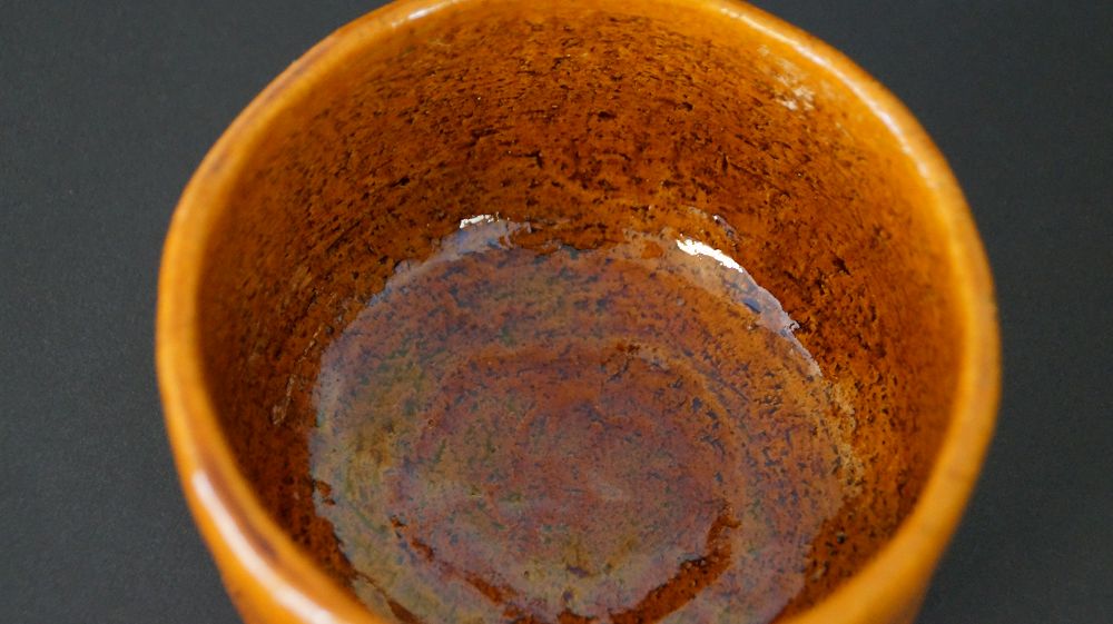 Nahaufnahme der Innenglasur mit spiralfoermiger Struktur der Chawan Teeschale aus Ohi-Keramik