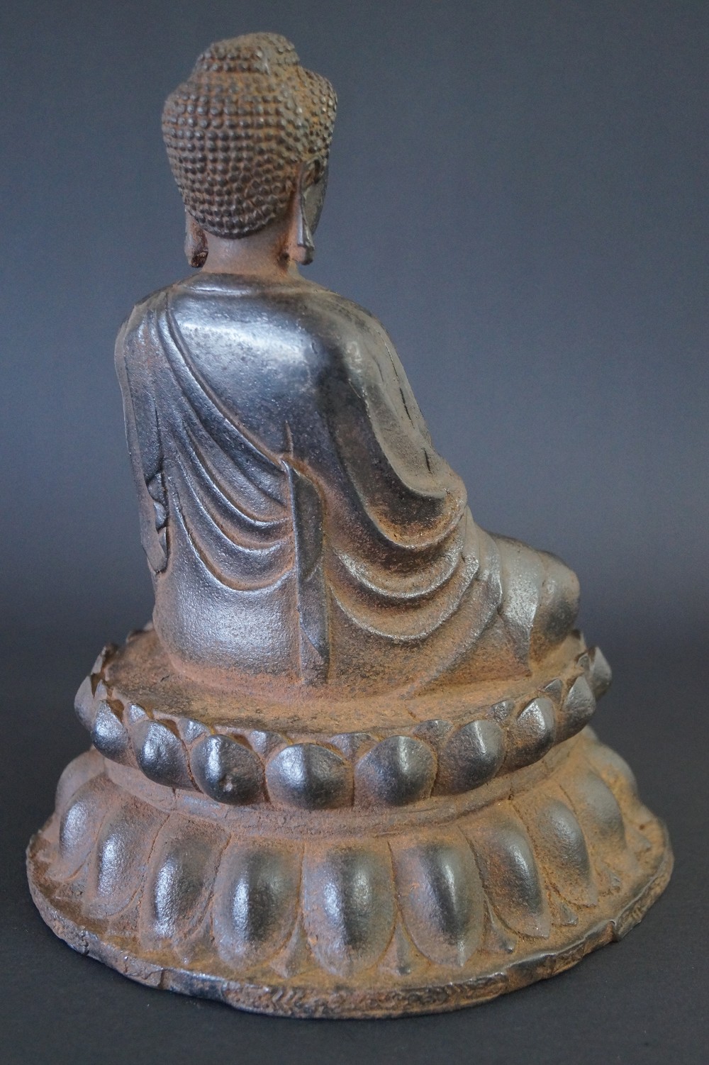 Japanische Buddhafigur aus Eisen Rueckansicht 2