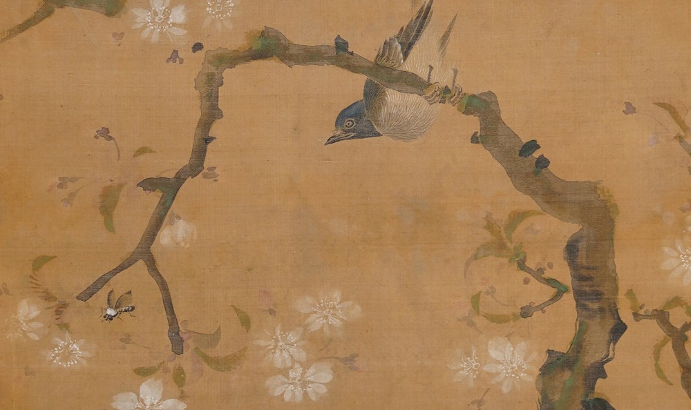 Kakemono von Satake Eikai: Singvogel auf einem blühenden Kirschzweig über hellem Seidengrund.