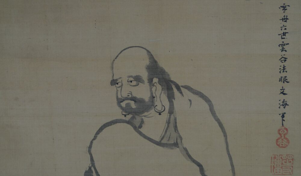 Weitere Nahaufnahme des Gesichts von Bodhidharma mit Ohrringen im Kakemono Bodhidharma auf dem Weg