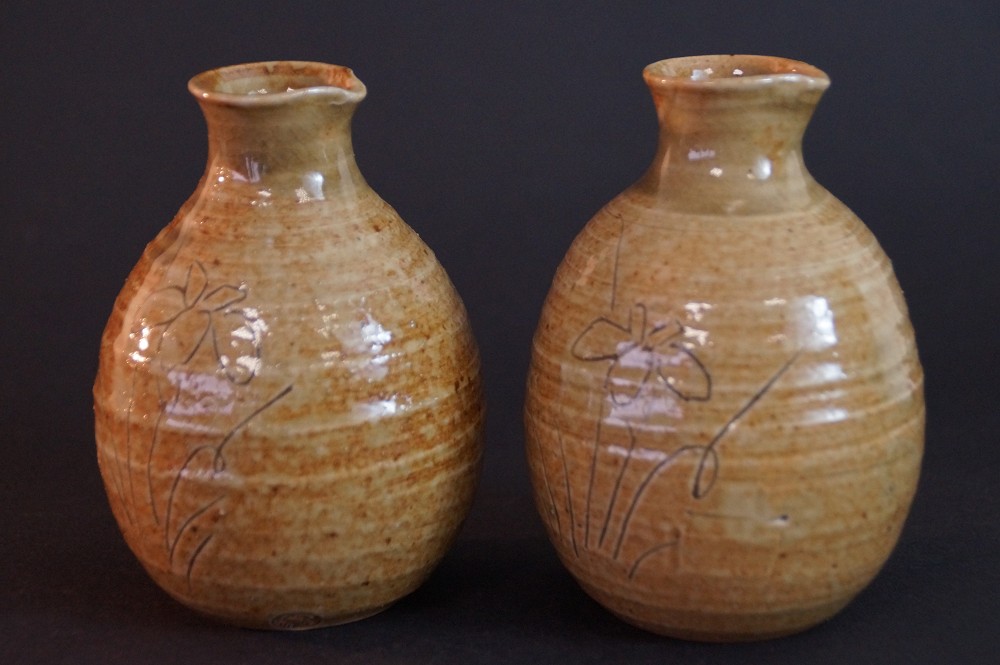 Seitenansicht des Sets mit changierender Glasur in Beige- und Brauntoenen