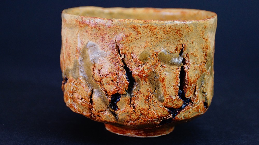 Weitere Seitenansicht der Chawan aus Seto-Keramik von Takamichi Kato mit dunklen Brandrissen in der Glasur