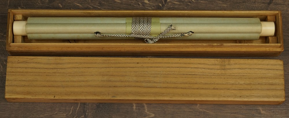 Kakemono zusammengerollt in Aufbewahrungsbox