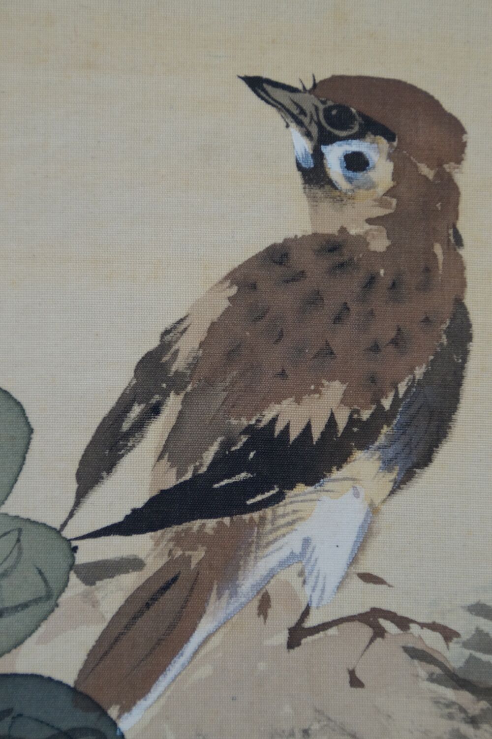 Nahaufnahme des auf dem Felsen sitzenden Vogels im Kakemono Herbstchrysanthemen