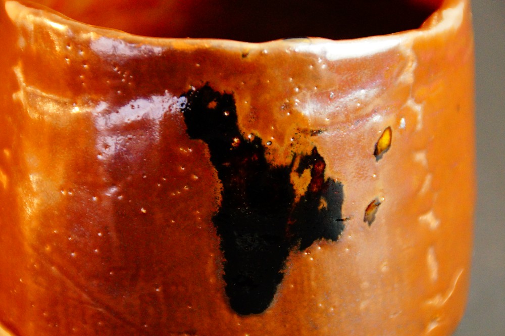 Cuenco de té chawan de cerámica de Seto por Cho Sojo Primer plano del motivo
