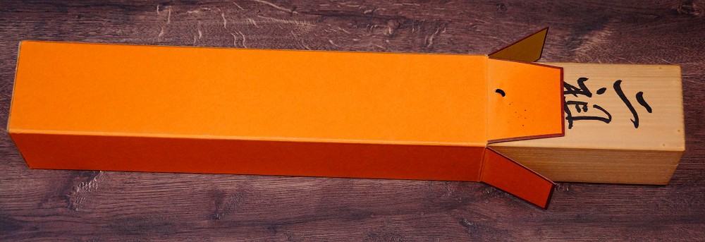 Nahaufnahme der Tusche-Beschriftung auf der orangefarbenen Aufbewahrungsbox