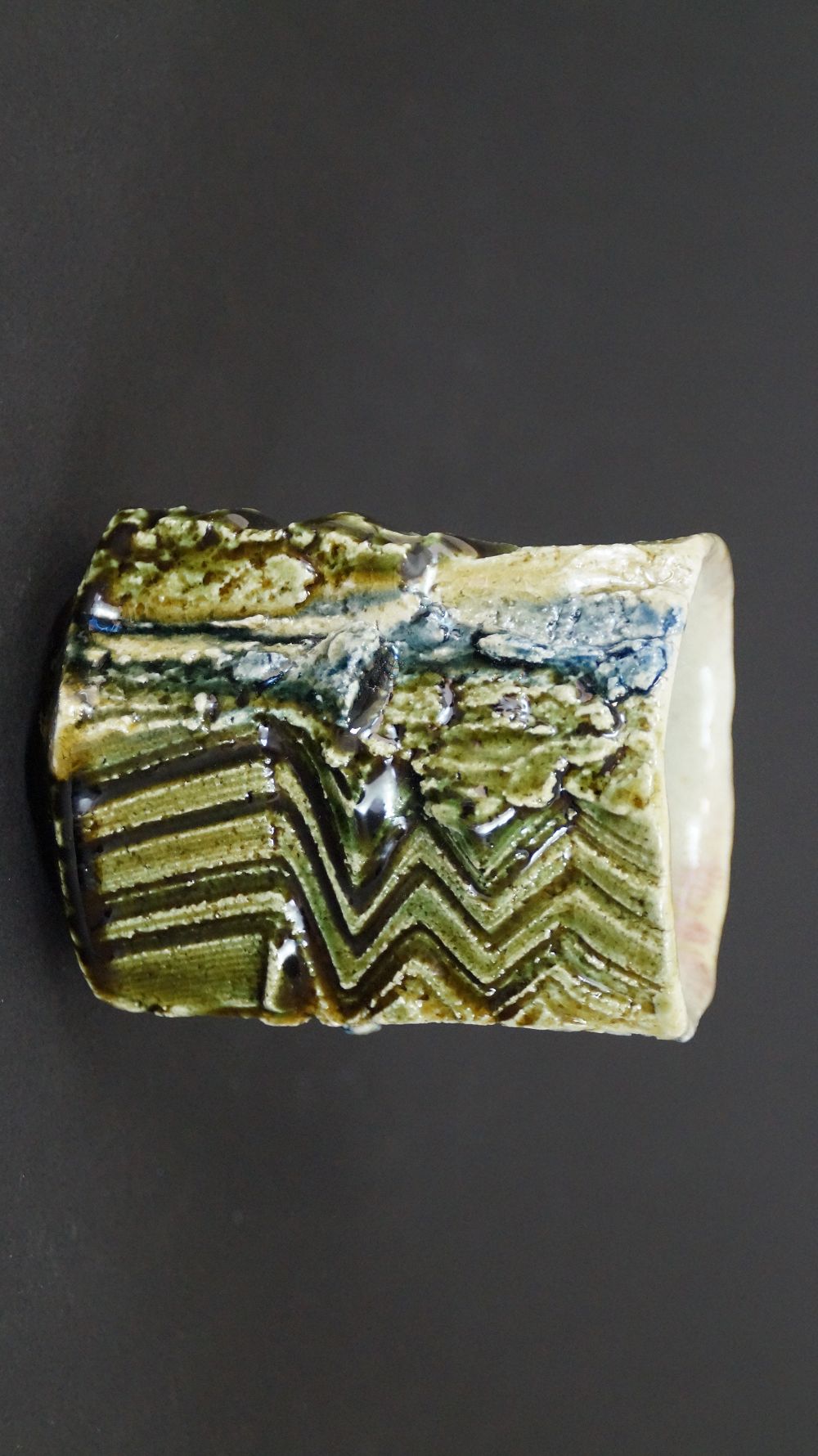 Weitere Ansicht der Yunomi Tee-Schale aus Oribe-Keramik mit blauem Glasurakzent